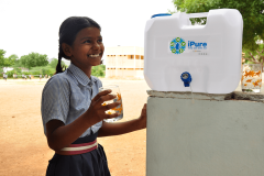 Children-filling-water-at-the-school-1